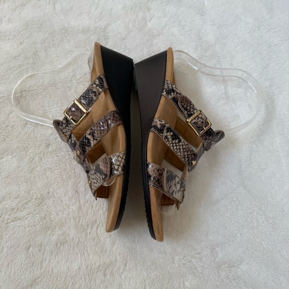 Vionic Orthotic Adjustable Triple Strap Slide
Wedges in Radia Snake Size 7 - Picture 4 of 7